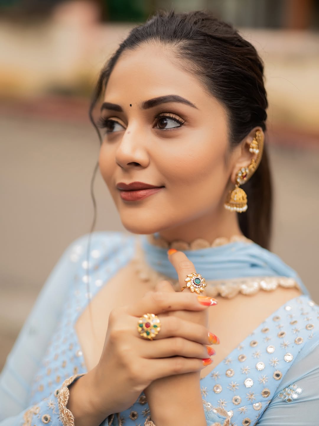 anchor sreemukhi latest photoshoot goes viral on social media