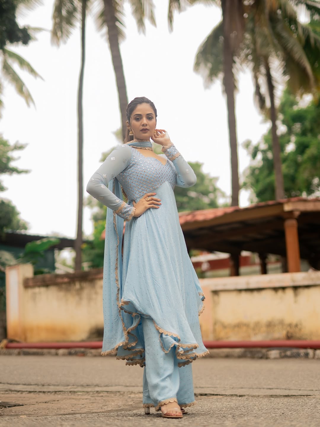 anchor sreemukhi latest photoshoot goes viral on social media