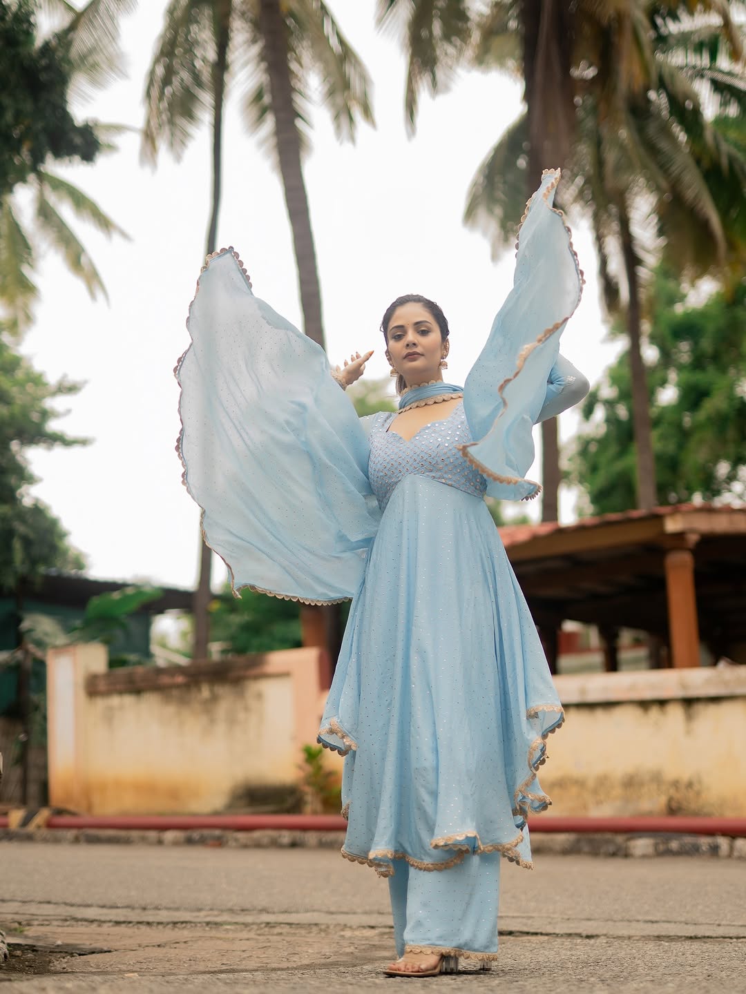 anchor sreemukhi latest photoshoot goes viral on social media