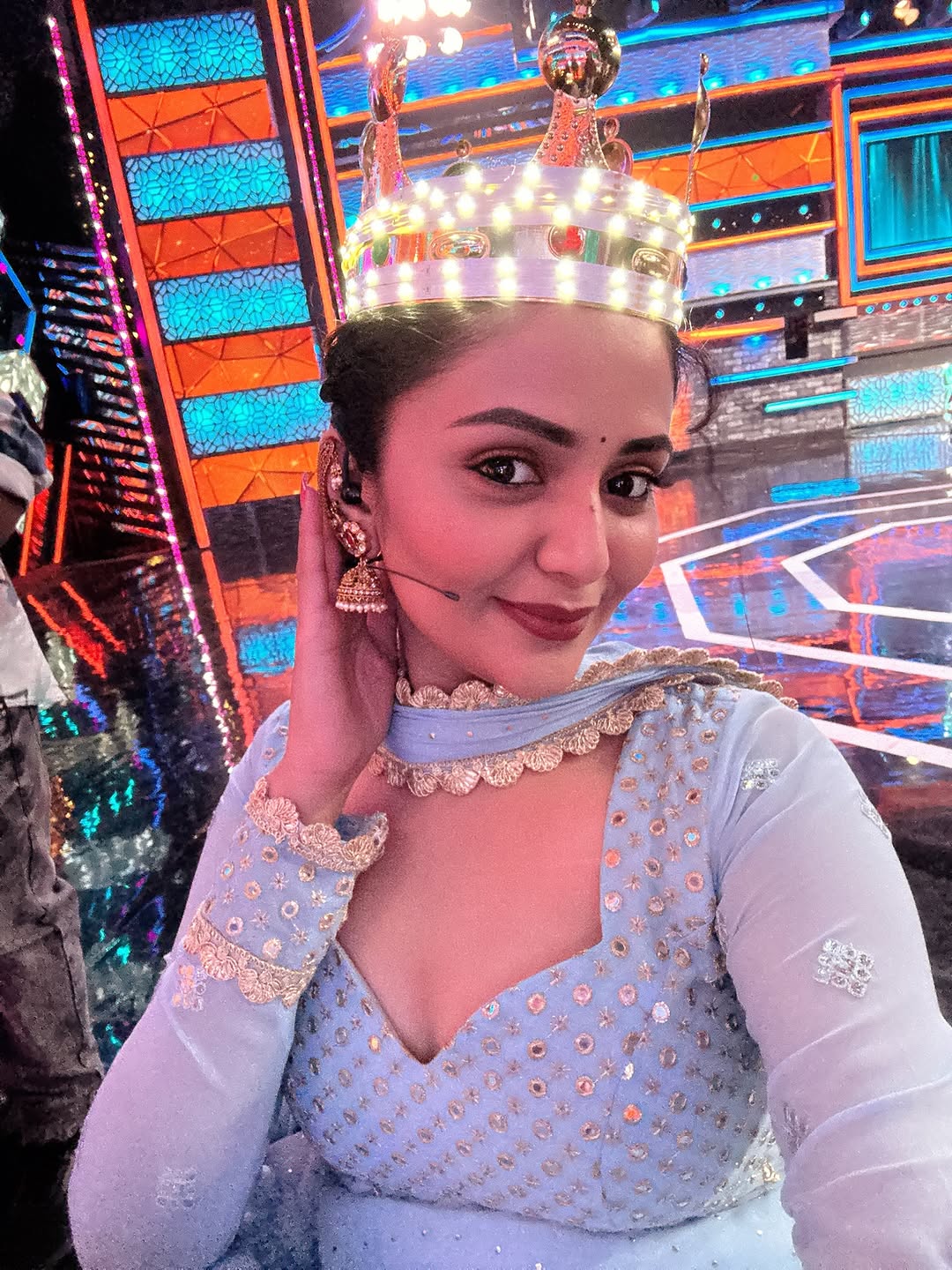 anchor sreemukhi latest photoshoot goes viral on social media