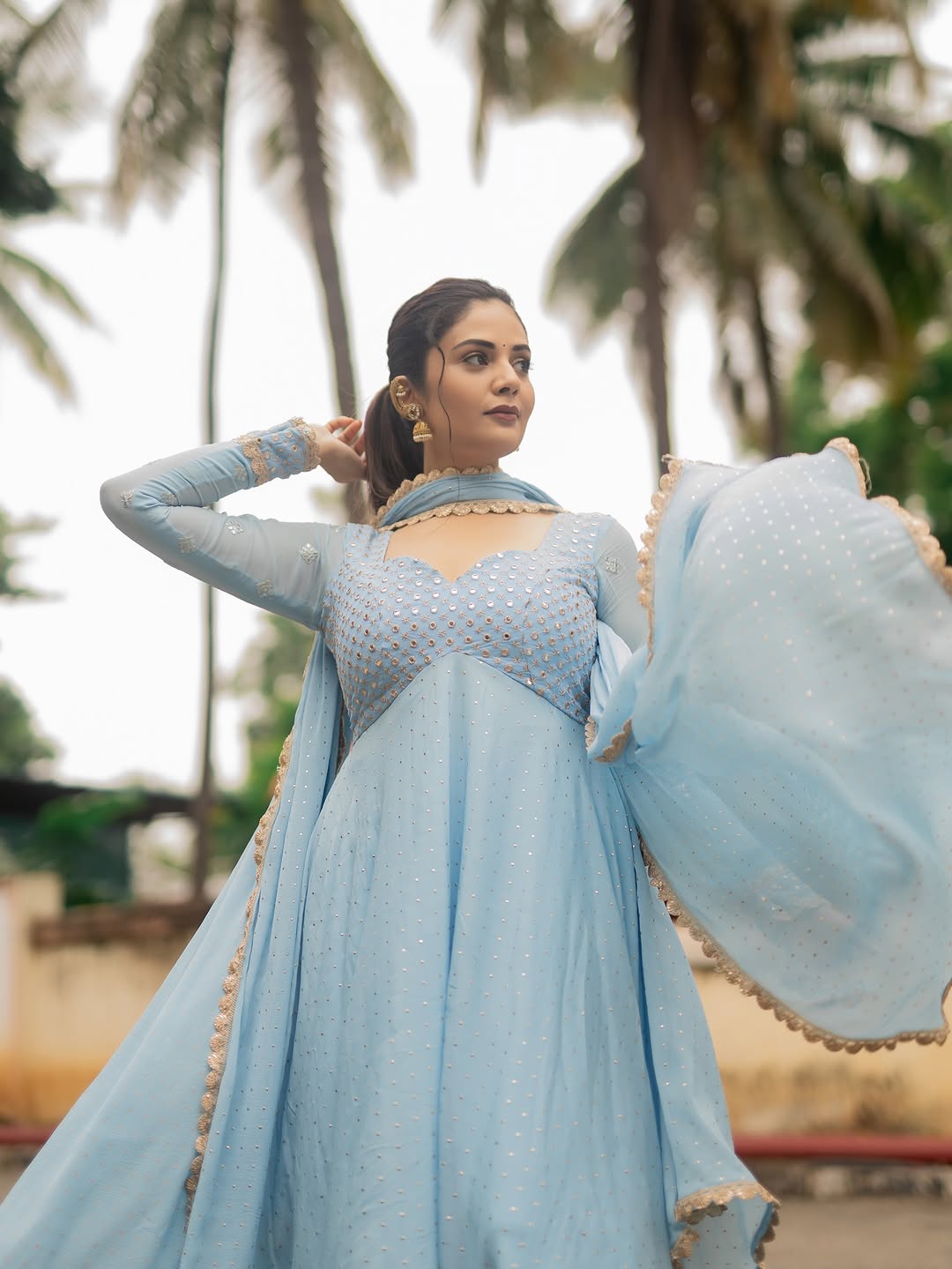 anchor sreemukhi latest photoshoot goes viral on social media