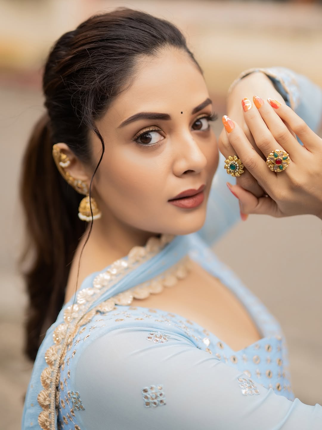 anchor sreemukhi latest photoshoot goes viral on social media