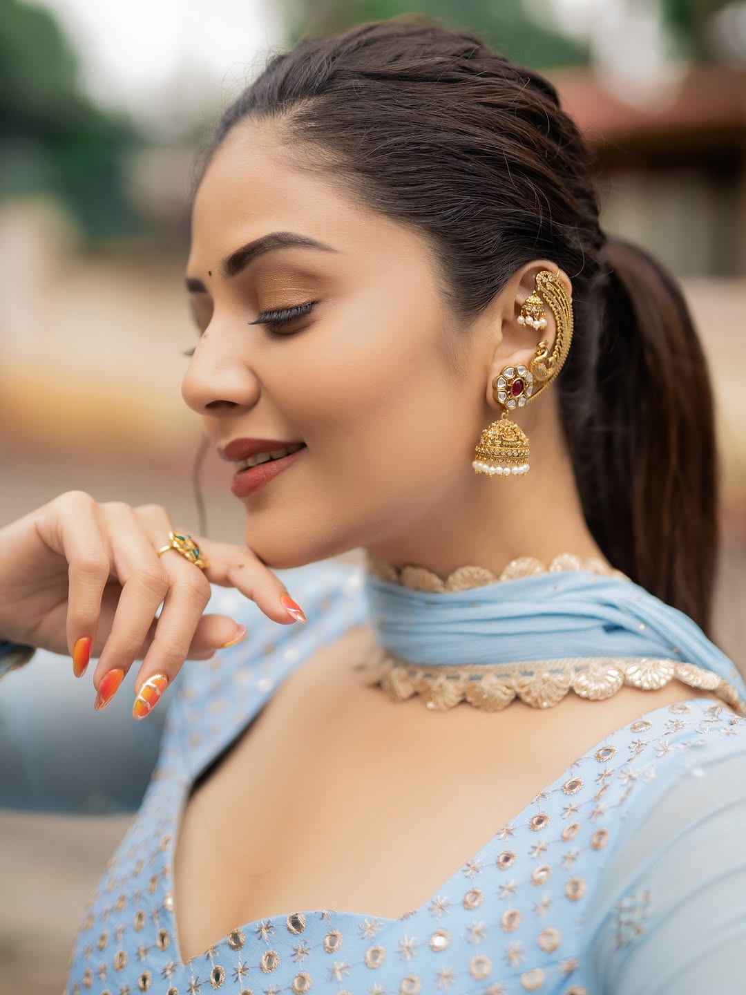 anchor sreemukhi latest photoshoot goes viral on social media
