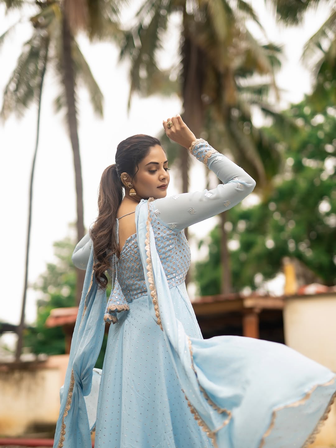 anchor sreemukhi latest photoshoot goes viral on social media