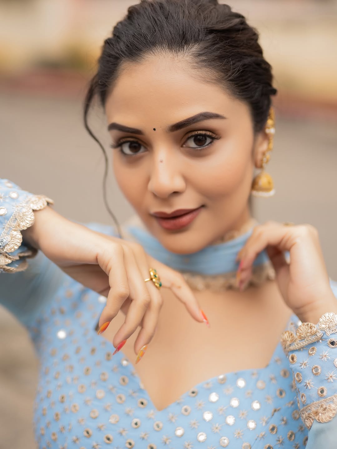 anchor sreemukhi latest photoshoot goes viral on social media