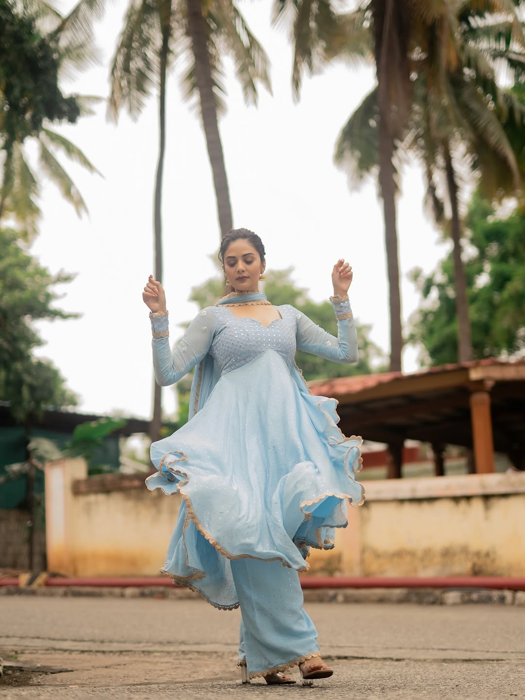 anchor sreemukhi latest photoshoot goes viral on social media