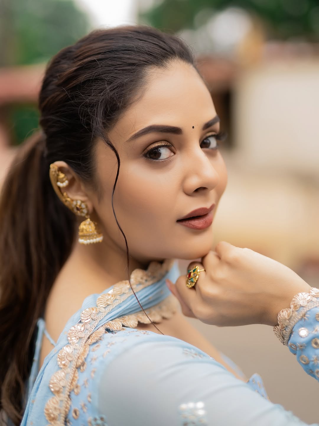 anchor sreemukhi latest photoshoot goes viral on social media