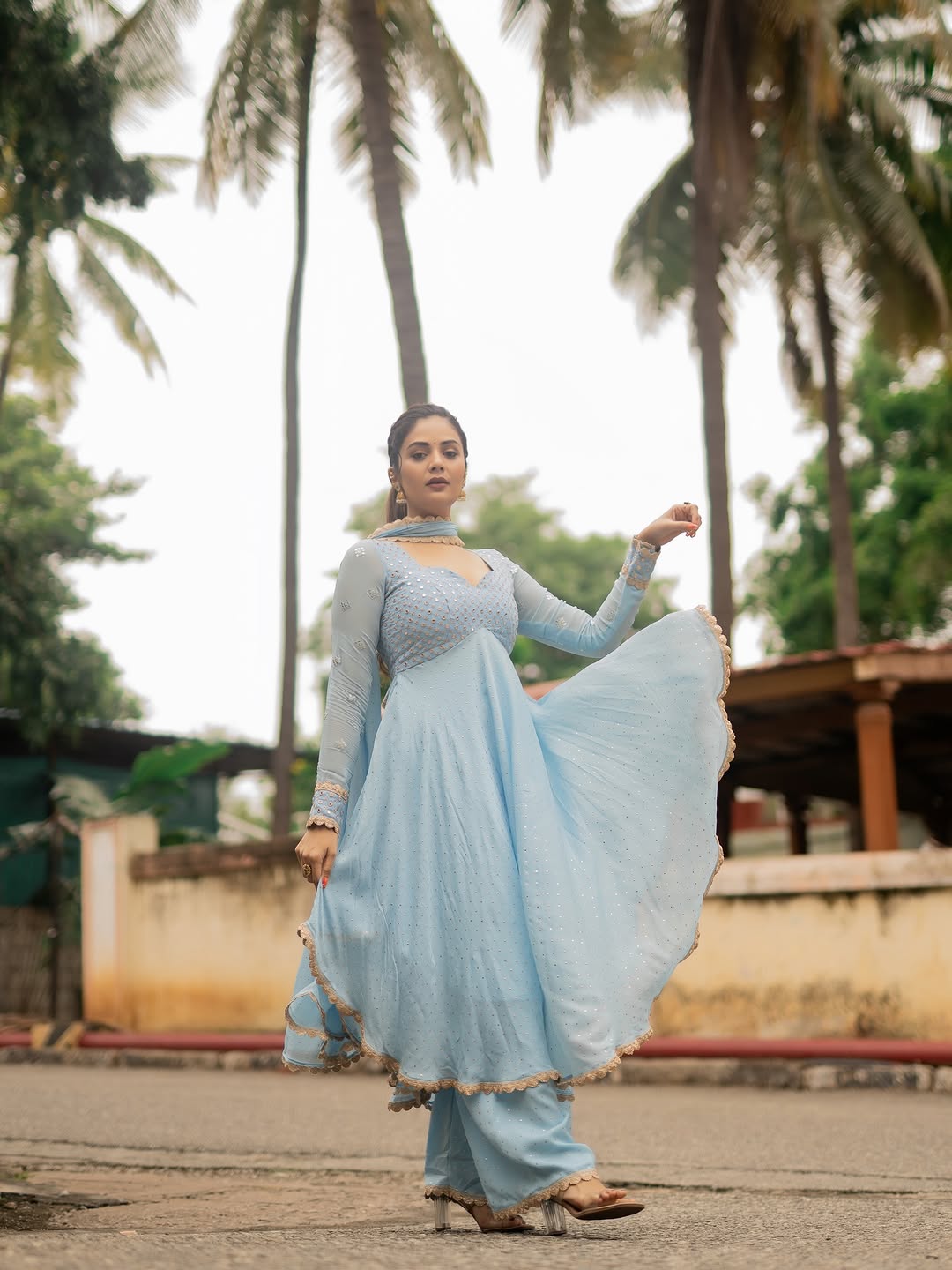 anchor sreemukhi latest photoshoot goes viral on social media
