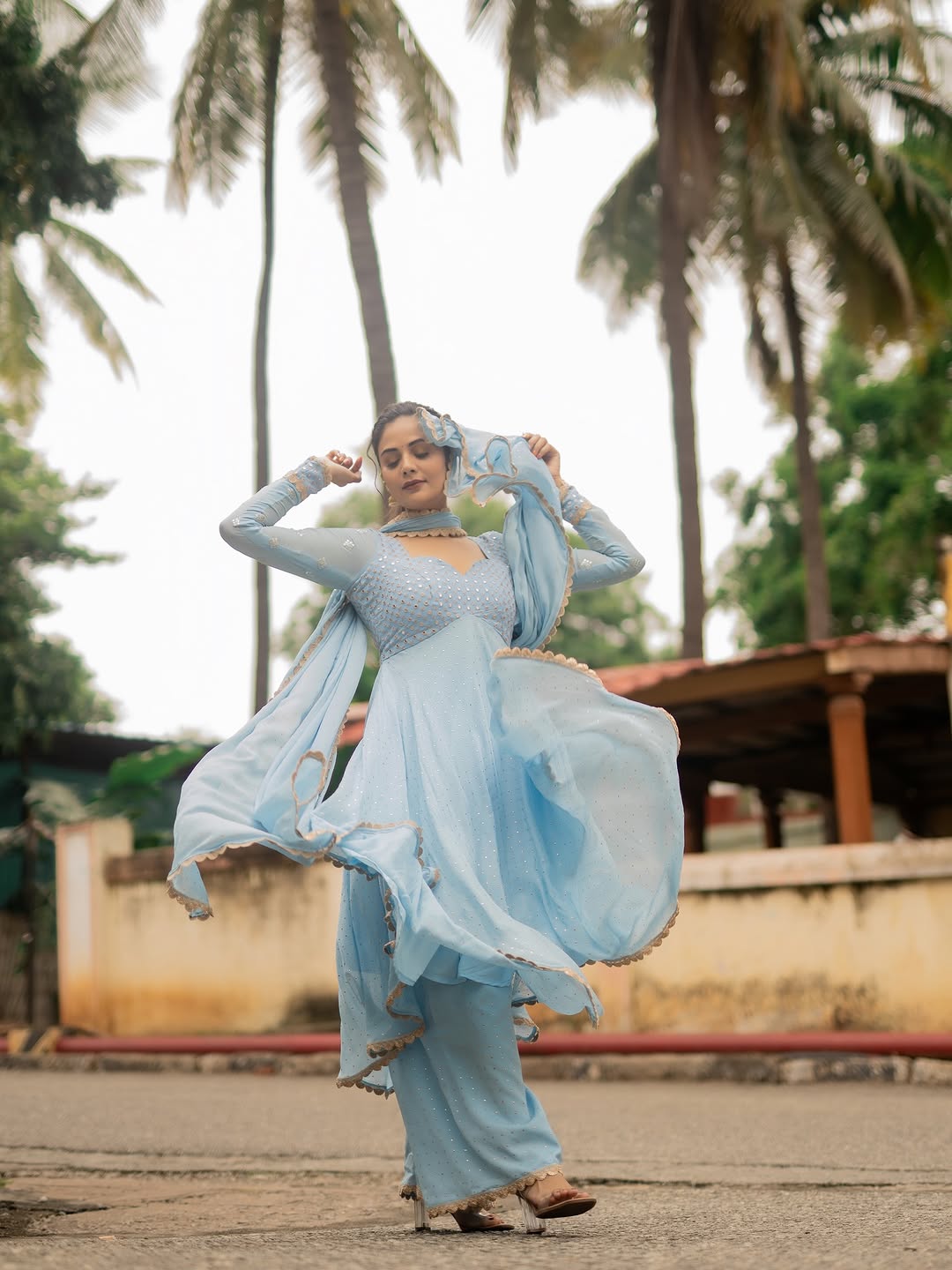 anchor sreemukhi latest photoshoot goes viral on social media