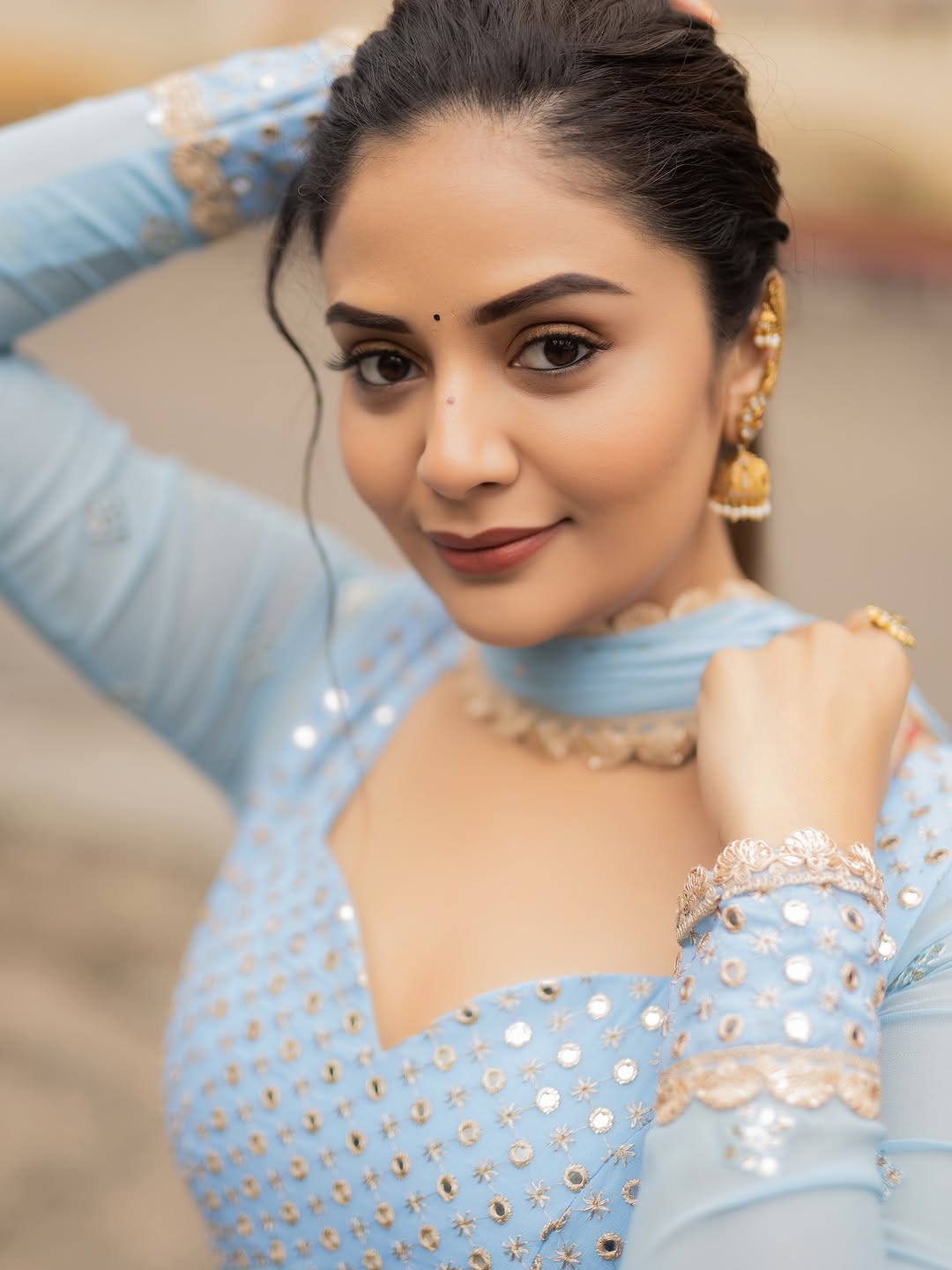 anchor sreemukhi latest photoshoot goes viral on social media