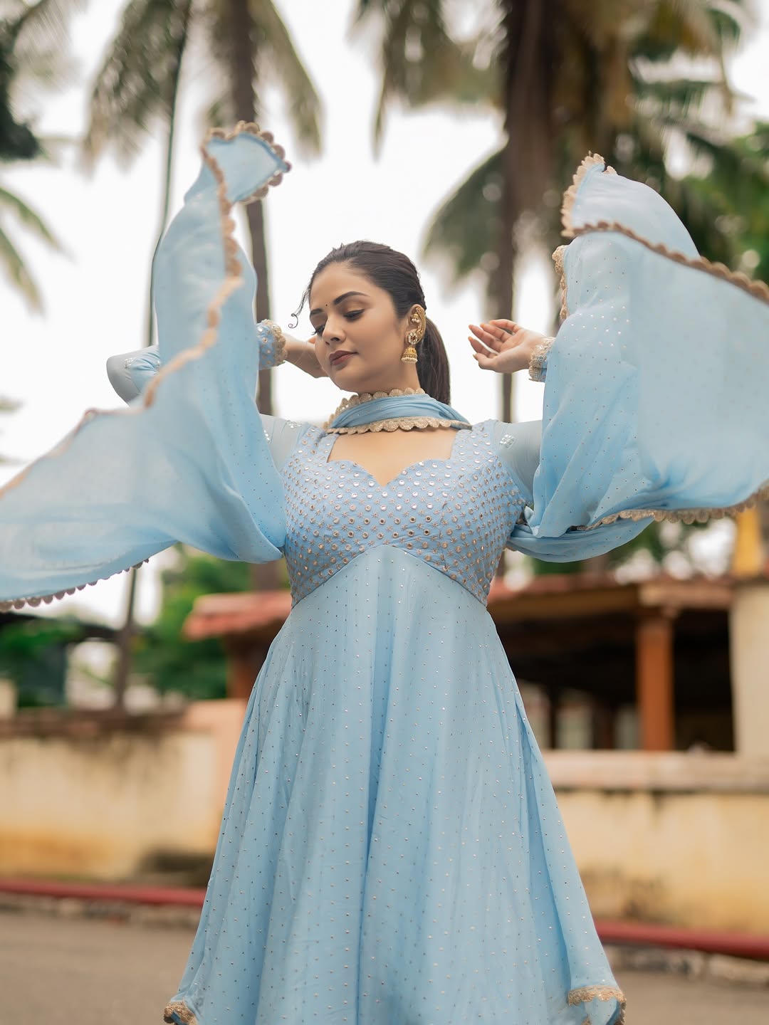 anchor sreemukhi latest photoshoot goes viral on social media