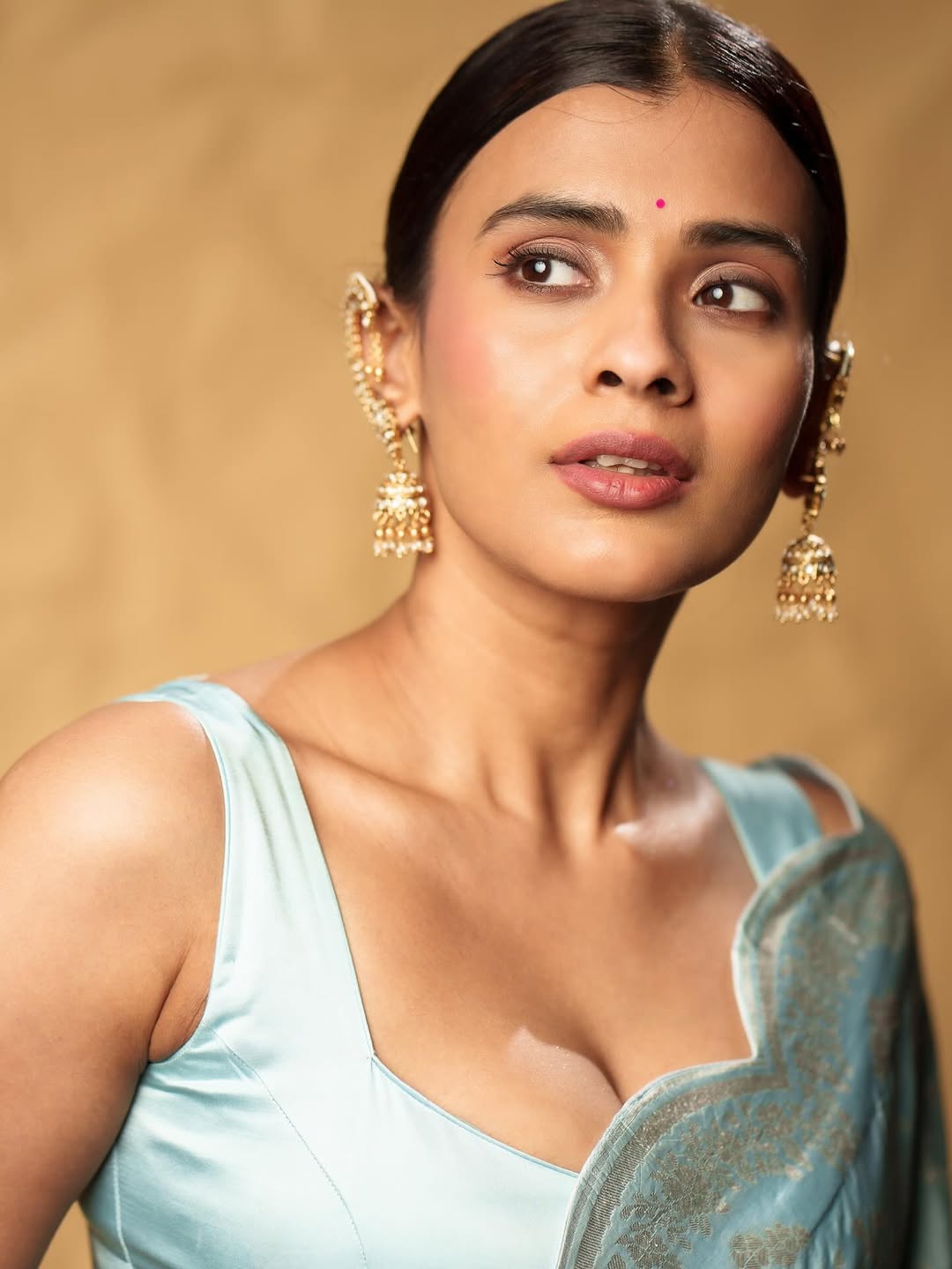 Hebah patel latest photoshoot goes viral on social media