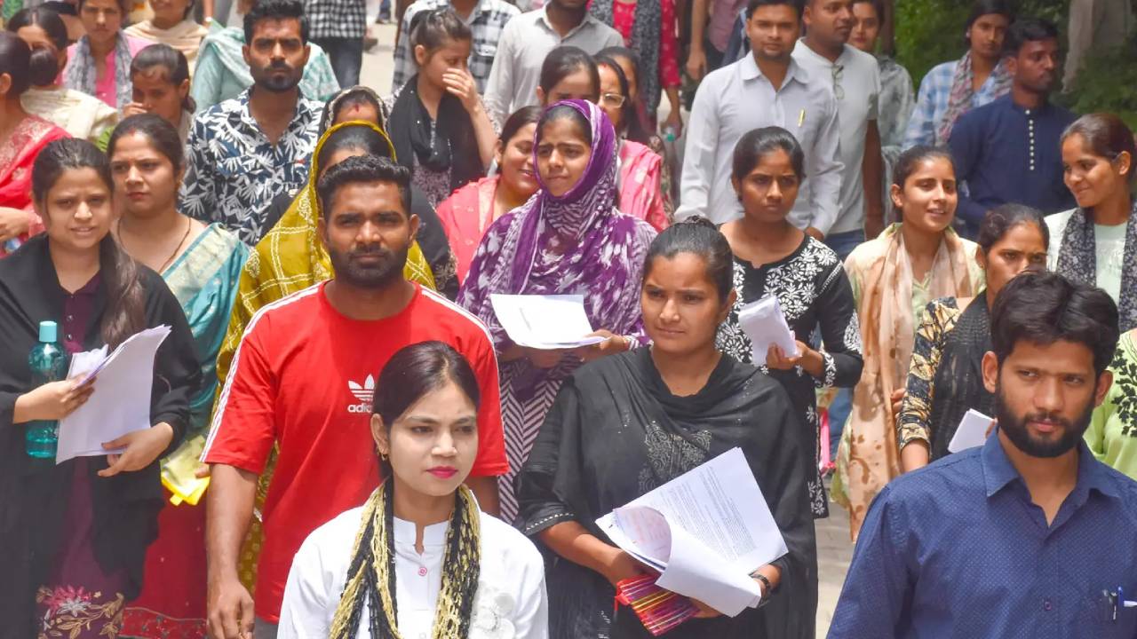 AP Govt : ఏపీలోని డీఎస్సీ అభ్యర్థులకు భారీ శుభవార్త.. రెడీగా ఉండండి.. నోటిఫికేషన్ వచ్చేస్తోంది.. పరీక్షలు ఎప్పుడంటే? AP Govt : ఏపీలోని డీఎస్సీ అభ్యర్థులకు భారీ శుభవార్త.. రెడీగా ఉండండి.. నోటిఫికేషన్ వచ్చేస్తోంది.. పరీక్షలు ఎప్పుడంటే?