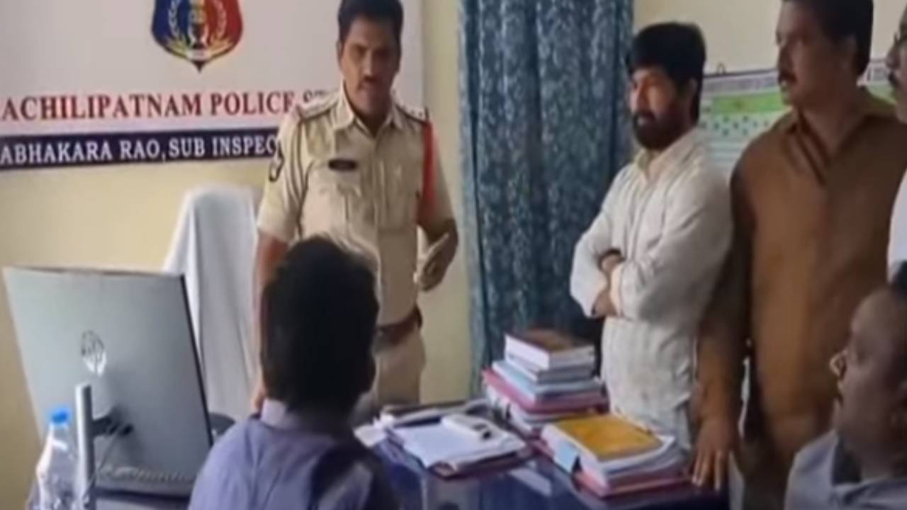 AP Politics : వైసీపీ నేత, మాజీ మంత్రి పేర్ని నానితోసహా వారందరికీ బిగ్ షాకిచ్చిన పోలీసులు.. AP Politics : వైసీపీ నేత, మాజీ మంత్రి పేర్ని నానితోసహా వారందరికీ బిగ్ షాకిచ్చిన పోలీసులు..
