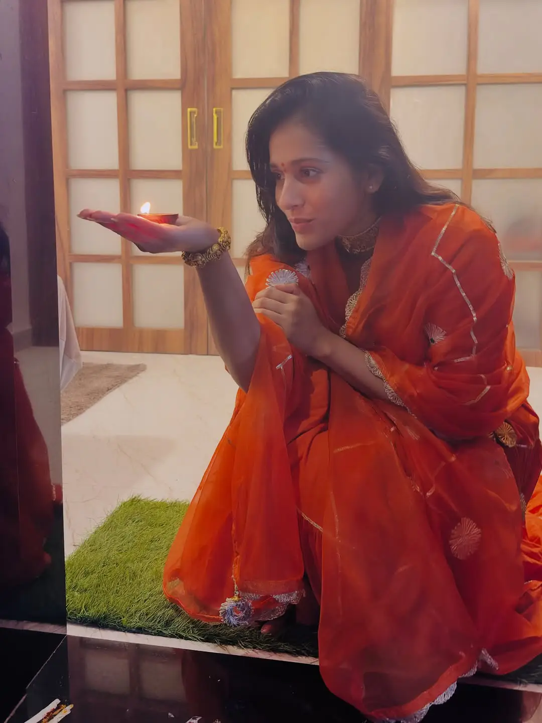 Anchor Rashmi Gautam celebrates Diwali with family