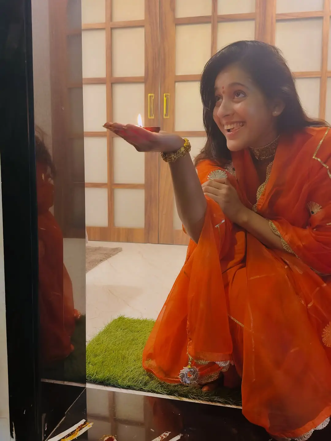Anchor Rashmi Gautam celebrates Diwali with family