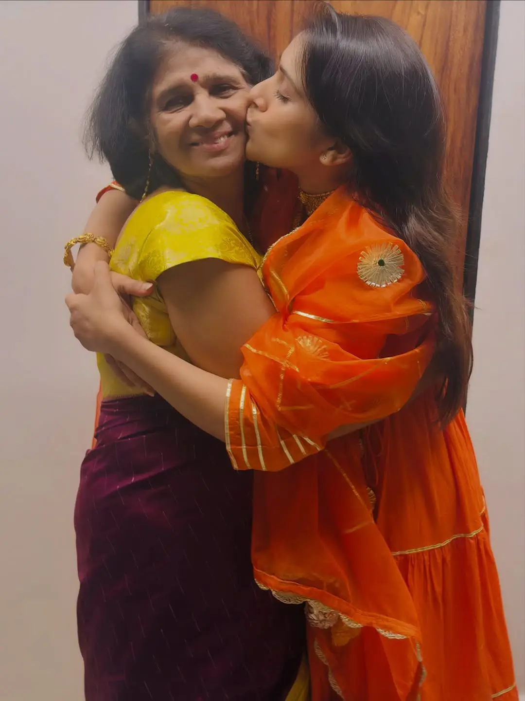 Anchor Rashmi Gautam celebrates Diwali with family
