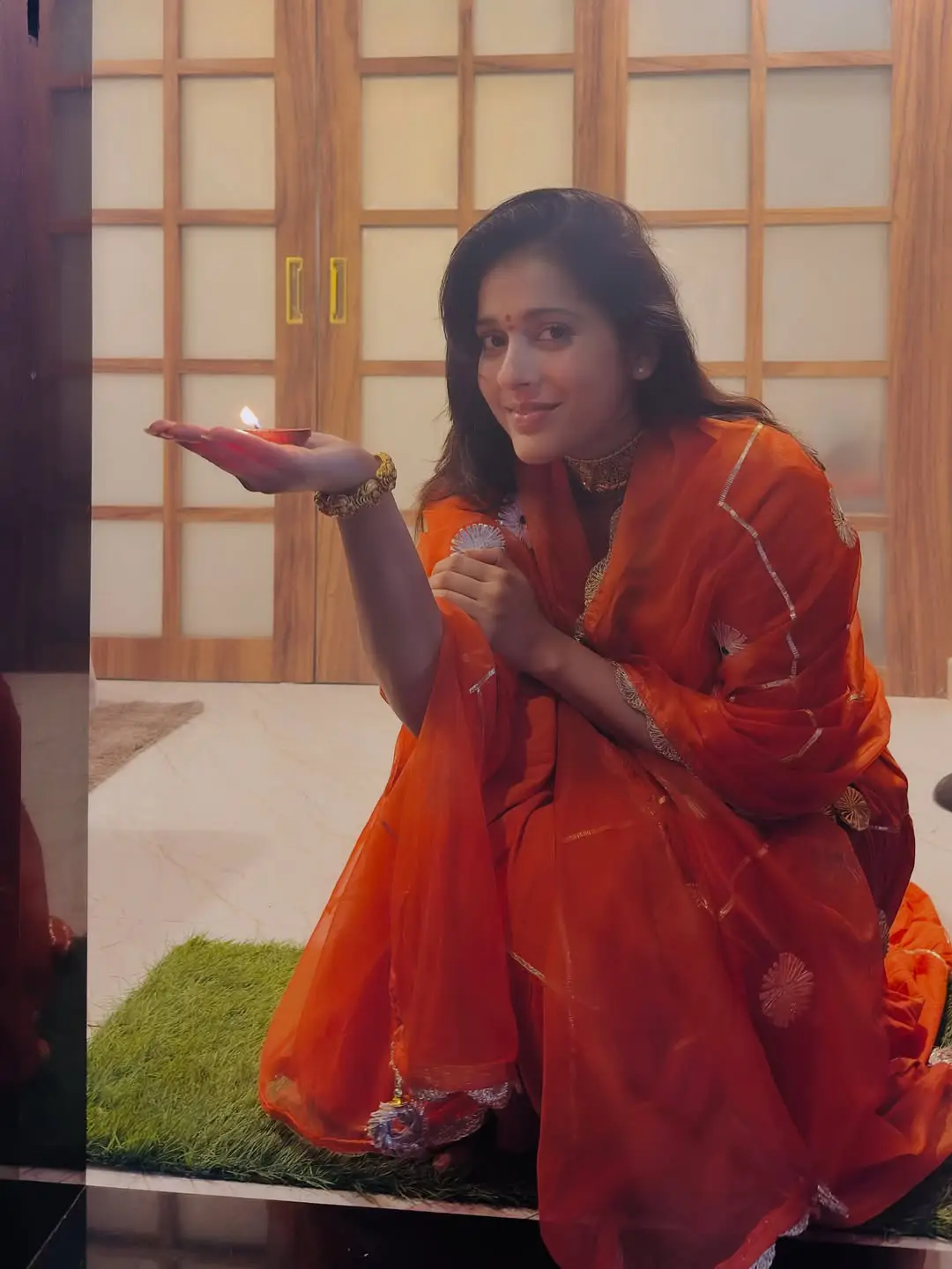 Anchor Rashmi Gautam celebrates Diwali with family
