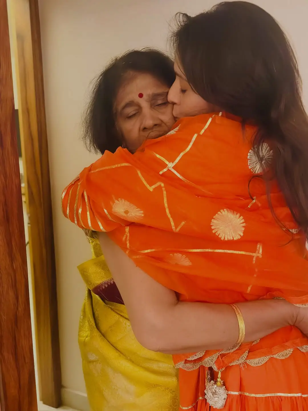 Anchor Rashmi Gautam celebrates Diwali with family