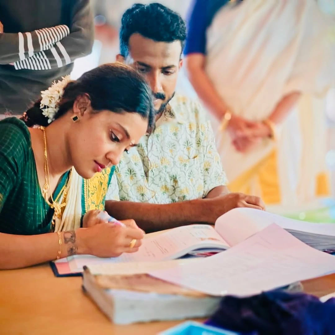 Singer Arya Dhayal Simple Register Marriage with her Lover