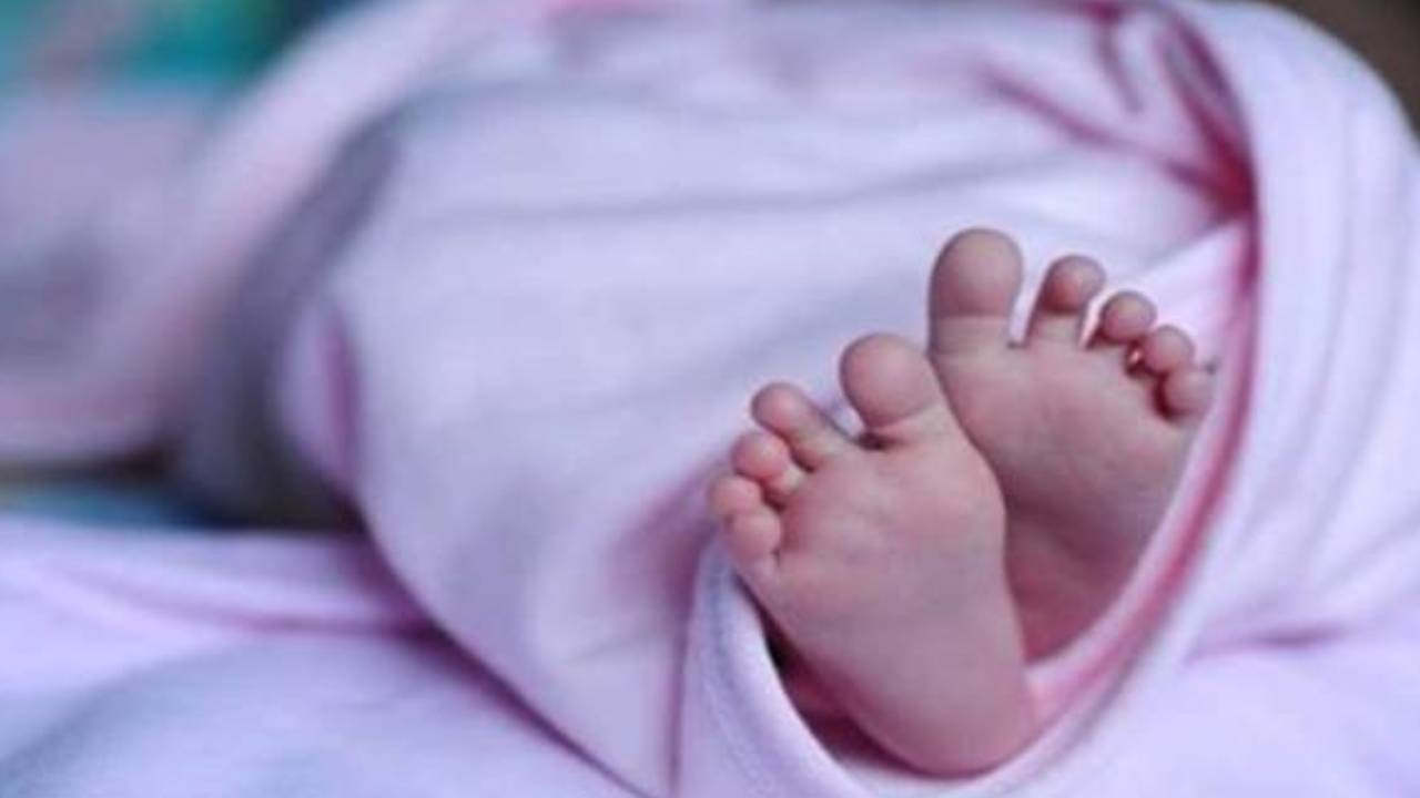 Baby Death Case : ఏపీలో పసిబిడ్డ మృతి ఘటనలో సంచలన విషయాలు.. విచారణకు ఆదేశించిన మంత్రి .. వాళ్ల నిర్లక్ష్యమే కారణమా..? Baby Death Case : ఏపీలో పసిబిడ్డ మృతి ఘటనలో సంచలన విషయాలు.. విచారణకు ఆదేశించిన మంత్రి .. వాళ్ల నిర్లక్ష్యమే కారణమా..?