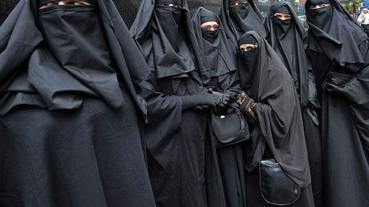 Ban On Burqas: బుర్ఖాలు, నిఖాబ్లపై నిషేధం.. జైలుశిక్ష, జరిమానా కూడా.. పోర్చుగల్ సంచలన నిర్ణయం.. Ban On Burqas: బుర్ఖాలు, నిఖాబ్లపై నిషేధం.. జైలుశిక్ష, జరిమానా కూడా.. పోర్చుగల్ సంచలన నిర్ణయం..