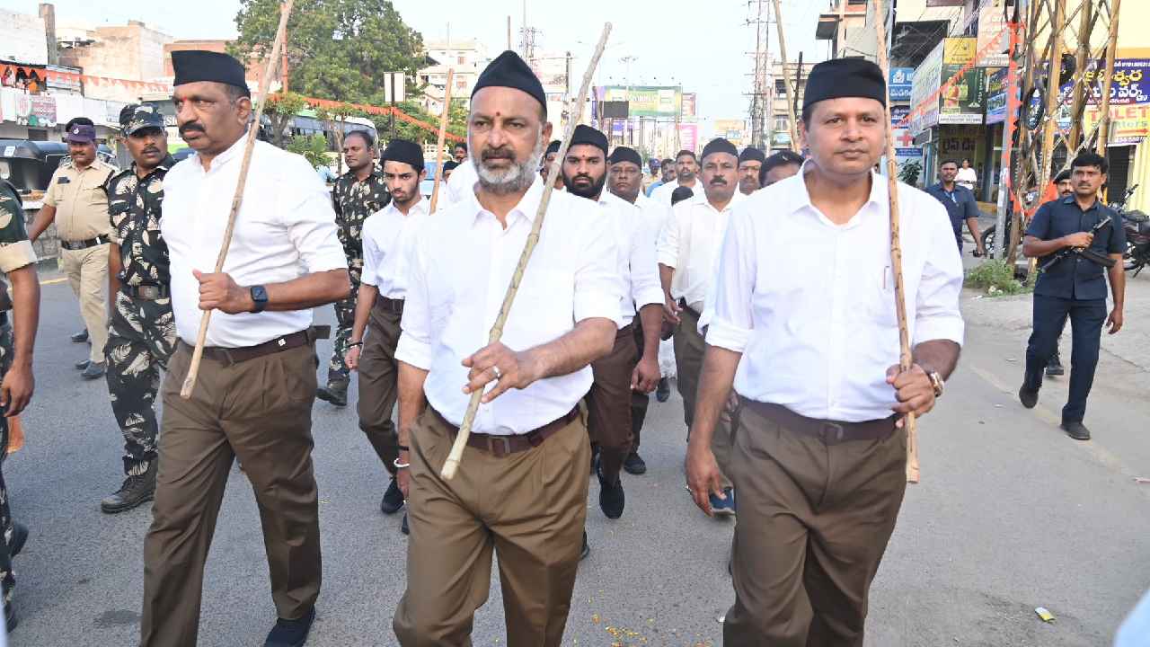 Bandi Sanjay: అదిరిన బండి సంజయ్ లుక్.. ఆర్ఎస్ఎస్ యూనిఫామ్లో.. కవాతులో పాల్గొన్న కేంద్రమంత్రి Bandi Sanjay: అదిరిన బండి సంజయ్ లుక్.. ఆర్ఎస్ఎస్ యూనిఫామ్లో.. కవాతులో పాల్గొన్న కేంద్రమంత్రి