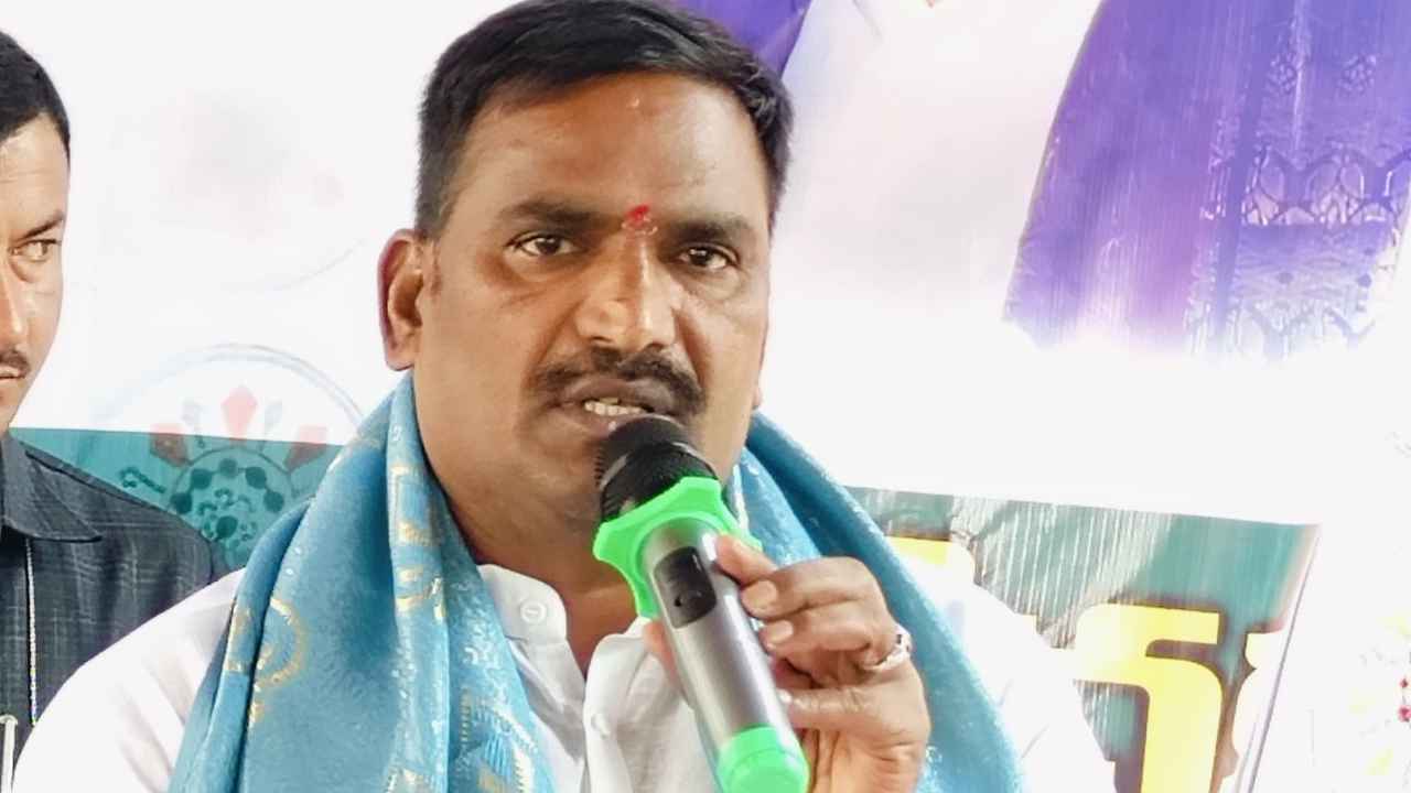 Beerla Ilaiah: కొత్త వివాదంలో ప్రభుత్వం విప్ బీర్ల ఐలయ్య.. పొంచి ఉన్న పదవి గండం? అసలేం జరిగింది? Beerla Ilaiah: కొత్త వివాదంలో ప్రభుత్వం విప్ బీర్ల ఐలయ్య.. పొంచి ఉన్న పదవి గండం? అసలేం జరిగింది?