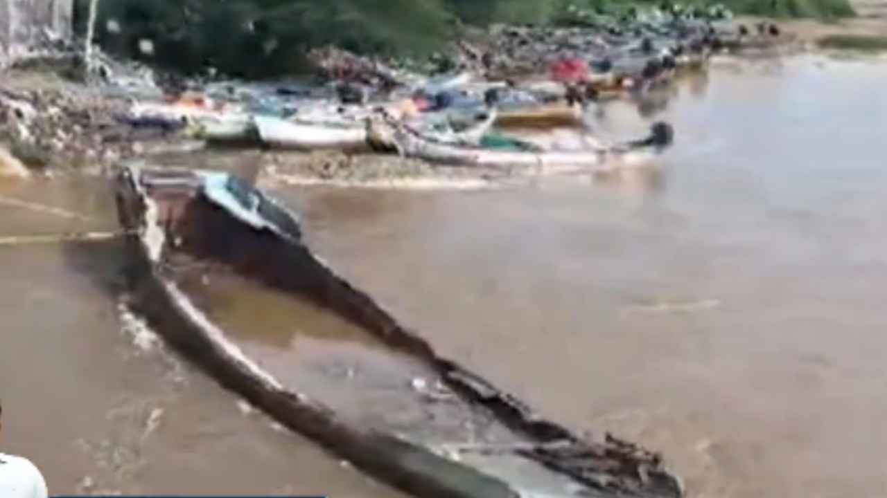 Krishna River Boat: ప్రకాశం బ్యారేజీకి తృటిలో తప్పిన ముప్పు..! భారీ వరదకు కొట్టుకొచ్చిన బోటు.. తర్వాత ఏం జరిగిందంటే..