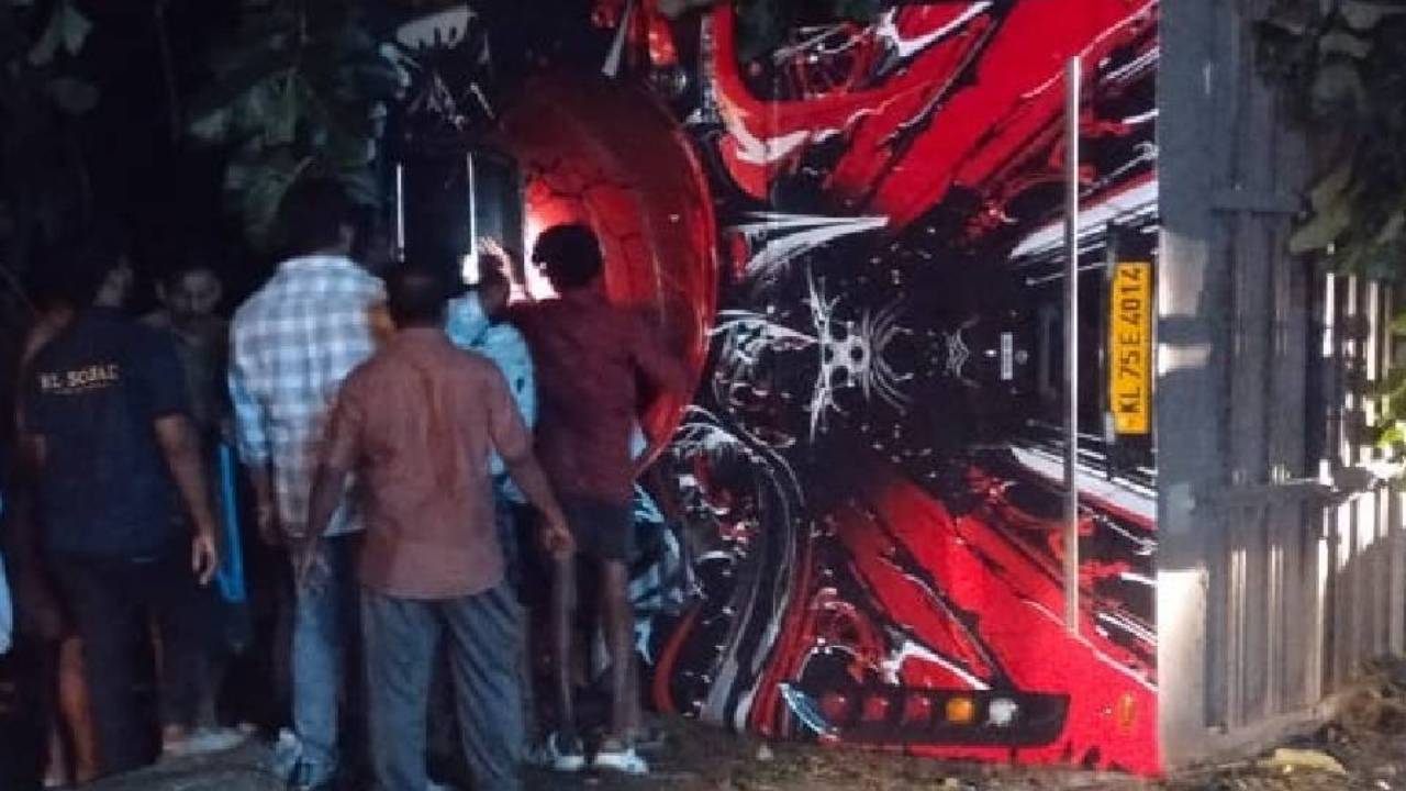Bus Accident : మరో ఘోర బస్సు ప్రమాదం.. బోల్తా పడిన టూరిస్టు బస్సు .. ఒకరు మృతి.. 45మందికిపైగా గాయాలు Bus Accident : మరో ఘోర బస్సు ప్రమాదం.. బోల్తా పడిన టూరిస్టు బస్సు .. ఒకరు మృతి.. 45మందికిపైగా గాయాలు