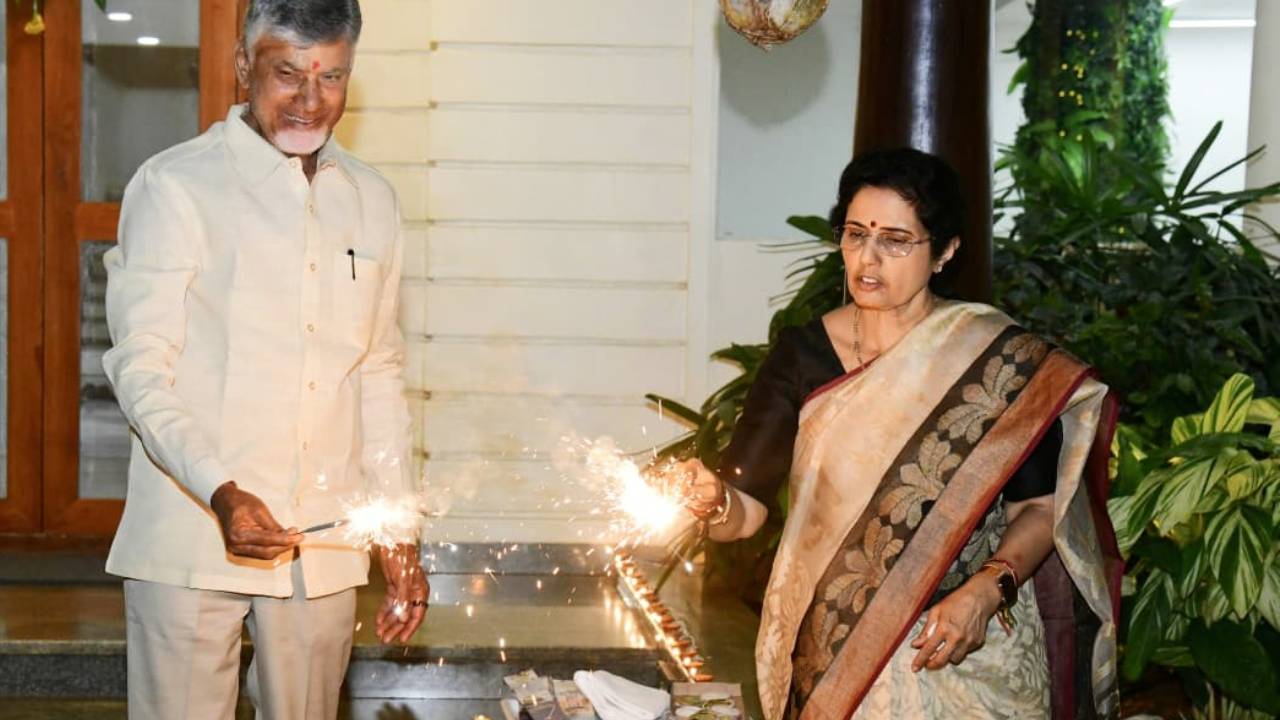 CM Chandrababu : దీపావళి వేడుకల్లో సీఎం చంద్రబాబు దంపతులు.. ఫొటోలు వైరల్..