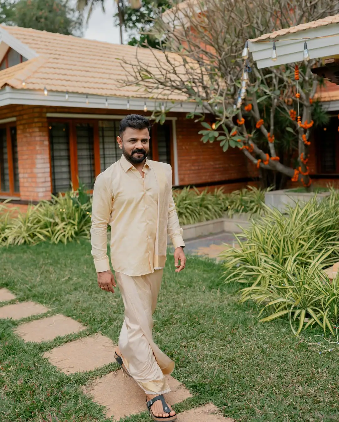 Cameraman Bhuvan Gowda wedding photos are going viral on social media.