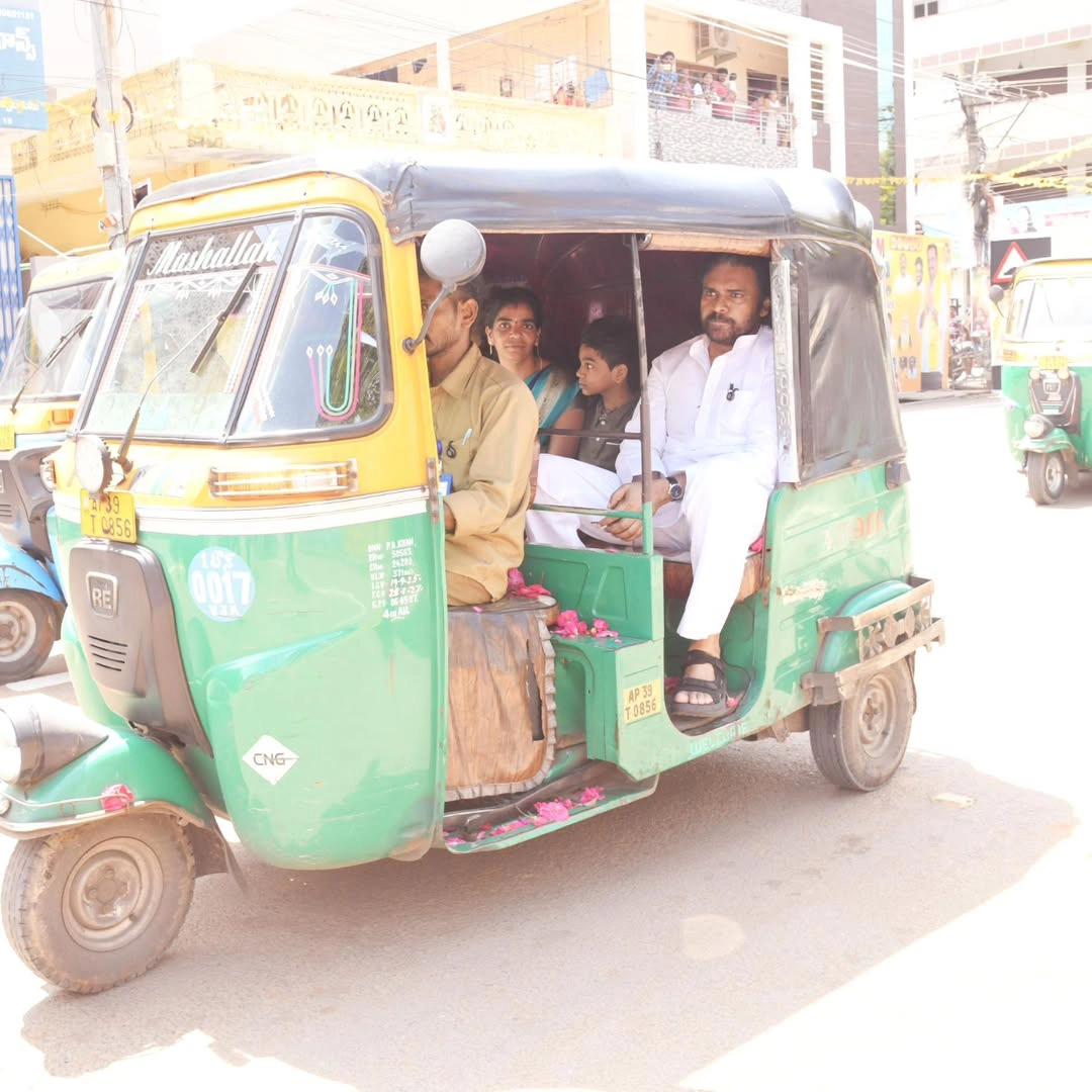 Chandrababu Pawan Kalyan Lokesh Wearing Auto Drivers Shirt