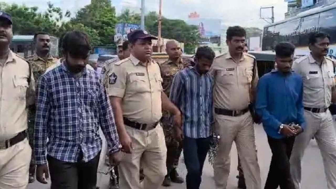 Chittoor Police: వీధుల్లో తిప్పుతూ.. బాలిక గ్యాంగ్ రేప్ నిందితులకు.. చిత్తూరు పోలీసుల మార్క్ ట్రీట్ మెంట్ Chittoor Police: వీధుల్లో తిప్పుతూ.. బాలిక గ్యాంగ్ రేప్ నిందితులకు.. చిత్తూరు పోలీసుల మార్క్ ట్రీట్ మెంట్