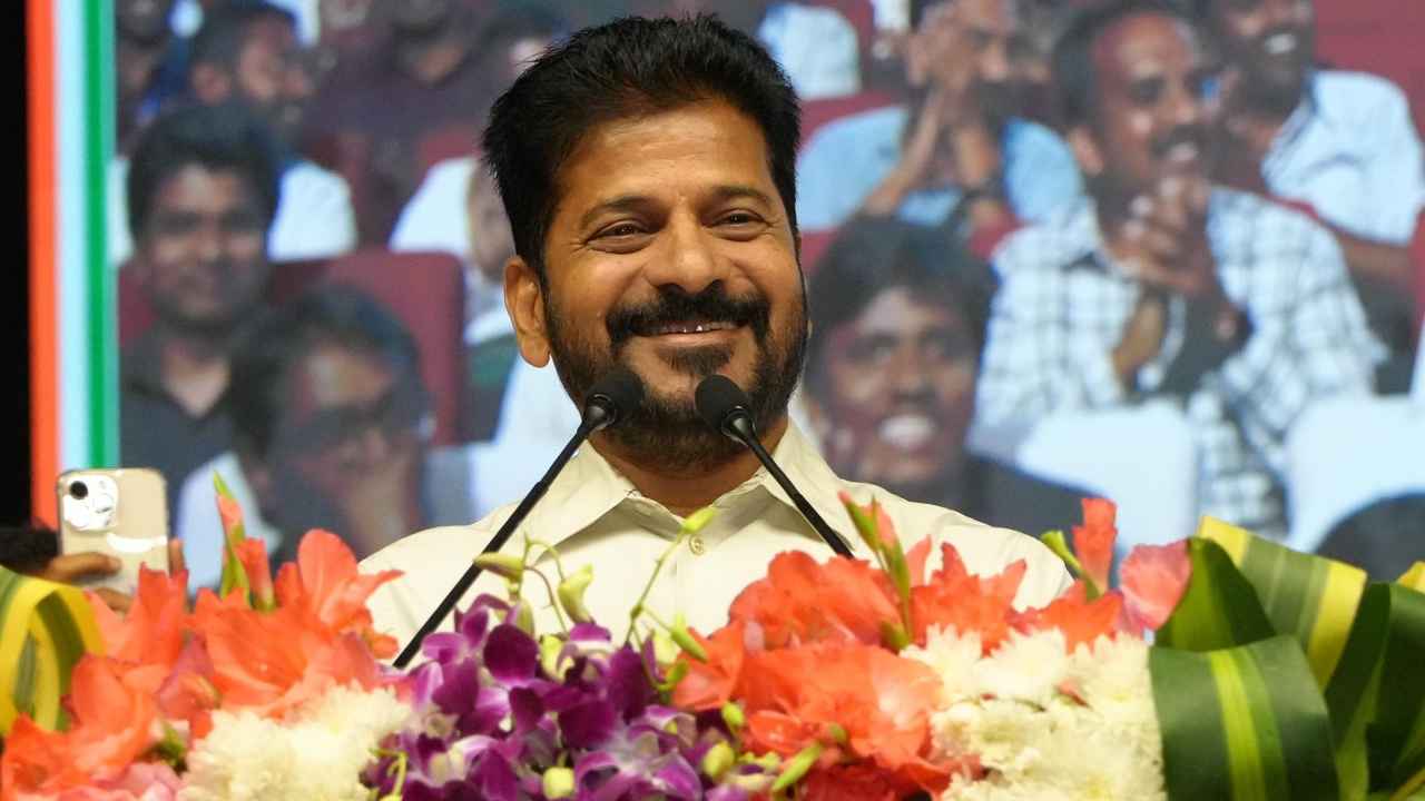 Cm Revanth Reddy: రామసేనుడు, హరిసేనుడు.. అంటూ కథ చెప్పి.. నవ్వులు పూయించిన సీఎం రేవంత్ రెడ్డి.. Cm Revanth Reddy: రామసేనుడు, హరిసేనుడు.. అంటూ కథ చెప్పి.. నవ్వులు పూయించిన సీఎం రేవంత్ రెడ్డి..