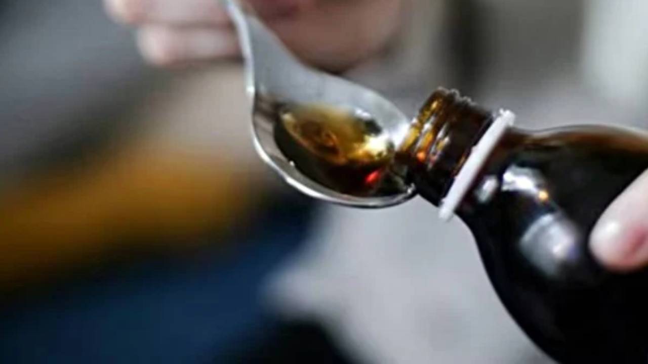 Cough syrup: మీ పిల్లలకు దగ్గు, జలుబు సిరప్లు తాగిస్తున్నారా.. ఆ వయస్సు వారికి అస్సలు ఇవ్వొద్దు.. కేంద్రం కొత్త గైడ్లైన్స్ ఇవే.. Cough syrup: మీ పిల్లలకు దగ్గు, జలుబు సిరప్లు తాగిస్తున్నారా.. ఆ వయస్సు వారికి అస్సలు ఇవ్వొద్దు.. కేంద్రం కొత్త గైడ్లైన్స్ ఇవే..