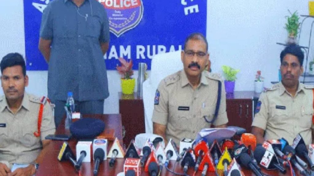 కేసుకు సంబంధించిన వివరాలు వెల్లడిస్తున్న ఏసీపీ తిరుపతిరెడ్డి, ఇతర పోలీసులు