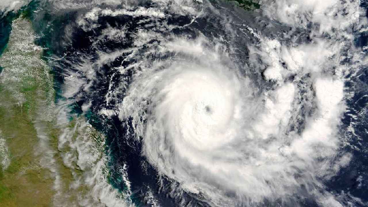 Cyclone Montha: ముంచుకొస్తున్న మహా ముప్పు.. ఏపీలో అత్యంత భారీ వర్షాలు.. ఈ 7 జిల్లాలకు రెడ్ అలర్ట్.. Cyclone Montha: ముంచుకొస్తున్న మహా ముప్పు.. ఏపీలో అత్యంత భారీ వర్షాలు.. ఈ 7 జిల్లాలకు రెడ్ అలర్ట్..