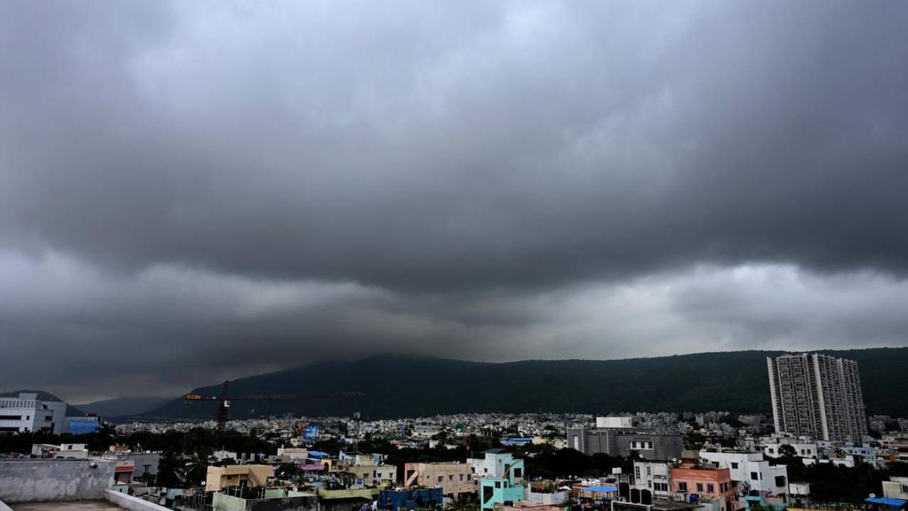 Cyclone Montha : ఏపీ ప్రజలకు హైఅలర్ట్.. దూసుకొస్తున్న మొంథా సైక్లోన్.. ఈ జిల్లాల్లో కుండపోత వర్షాలు.. విద్యా సంస్థలకు సెలవులు.. బయటకు రావొద్దంటూ హెచ్చరికలు.. Cyclone Montha : ఏపీ ప్రజలకు హైఅలర్ట్.. దూసుకొస్తున్న మొంథా సైక్లోన్.. ఈ జిల్లాల్లో కుండపోత వర్షాలు.. విద్యా సంస్థలకు సెలవులు.. బయటకు రావొద్దంటూ హెచ్చరికలు..