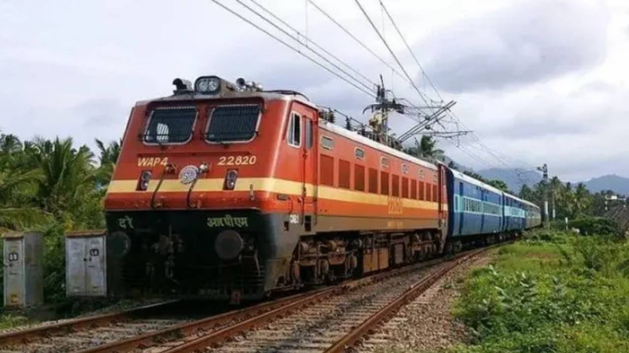 Montha Cyclone : మొంథా తుపాను.. రద్దు చేసిన రైళ్లు ఎప్పటి నుంచి స్టార్ట్ అవుతాయి? దక్షిణ మధ్య రైల్వే ఏం చెప్పిందంటే?