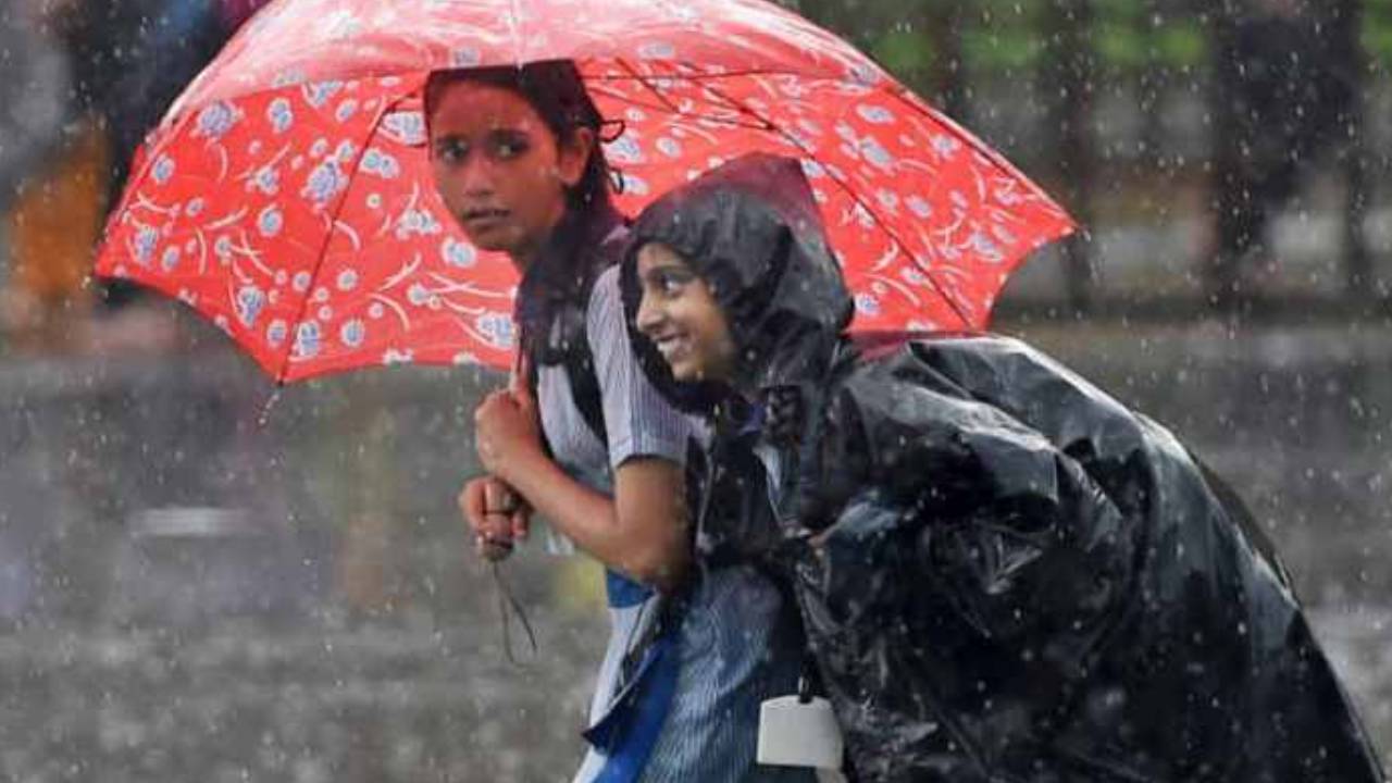 Schools Holidays : : తెలంగాణలోని ఈ జిల్లాల్లో నేడు స్కూళ్లకు సెలవు.. పిల్లల్ని బయటకు పంపొద్దంటూ..