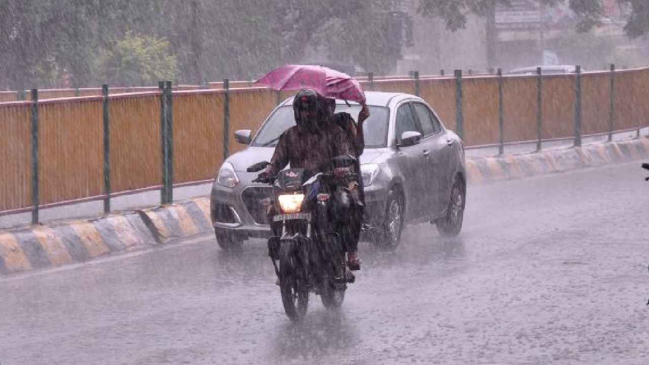 Weather Updates: తీరం దాటిన తీవ్ర వాయుగుండం.. ఏపీలో రేపు భారీ వర్షాలు.. ఉత్తరాంధ్రకు ఆకస్మిక వరదల ముప్పు.. Weather Updates: తీరం దాటిన తీవ్ర వాయుగుండం.. ఏపీలో రేపు భారీ వర్షాలు.. ఉత్తరాంధ్రకు ఆకస్మిక వరదల ముప్పు..