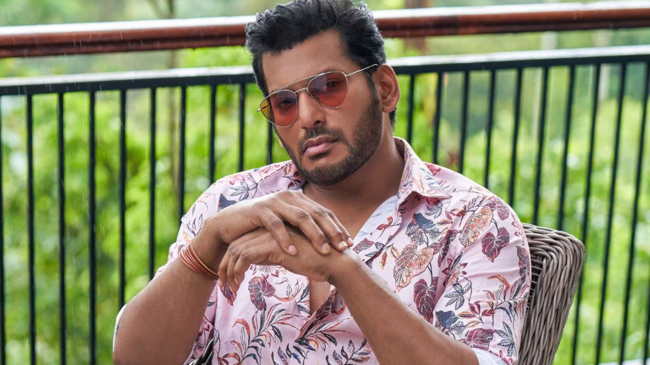 Vishal: అసలు విశాల కి ఏమైంది.. డైరెక్టర్స్ తో పడటం లేదా.. ఇలా అయితే చాలా కష్టం.. Vishal: అసలు విశాల కి ఏమైంది.. డైరెక్టర్స్ తో పడటం లేదా.. ఇలా అయితే చాలా కష్టం..