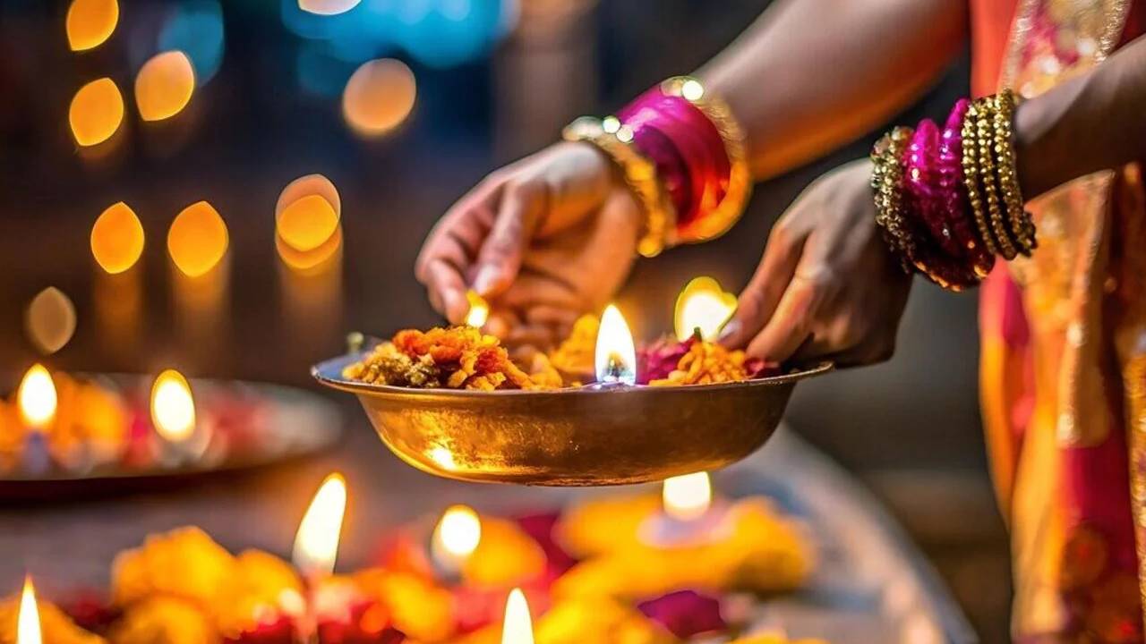 Diwali 2025 : దీపావళి పండుగను ఏ రోజు జరుపుకోవాలి.. 20వ తేదీనా.. 21వ తేదీనా..? ప్రభుత్వం సెలవు ఎప్పుడు.. పండితులు ఏం చెబుతున్నారంటే? Diwali 2025 : దీపావళి పండుగను ఏ రోజు జరుపుకోవాలి.. 20వ తేదీనా.. 21వ తేదీనా..? ప్రభుత్వం సెలవు ఎప్పుడు.. పండితులు ఏం చెబుతున్నారంటే?