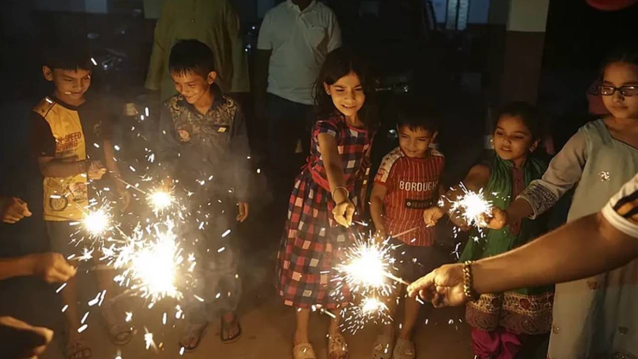 Diwali : దీపావళి టపాసులు పేల్చుతున్నారా.. ఈ జాగ్రత్తలు తప్పకుండా తీసుకోండి.. అనుకోకుండా గాయాలైతే ఇలా చేయండి.. Diwali : దీపావళి టపాసులు పేల్చుతున్నారా.. ఈ జాగ్రత్తలు తప్పకుండా తీసుకోండి.. అనుకోకుండా గాయాలైతే ఇలా చేయండి..