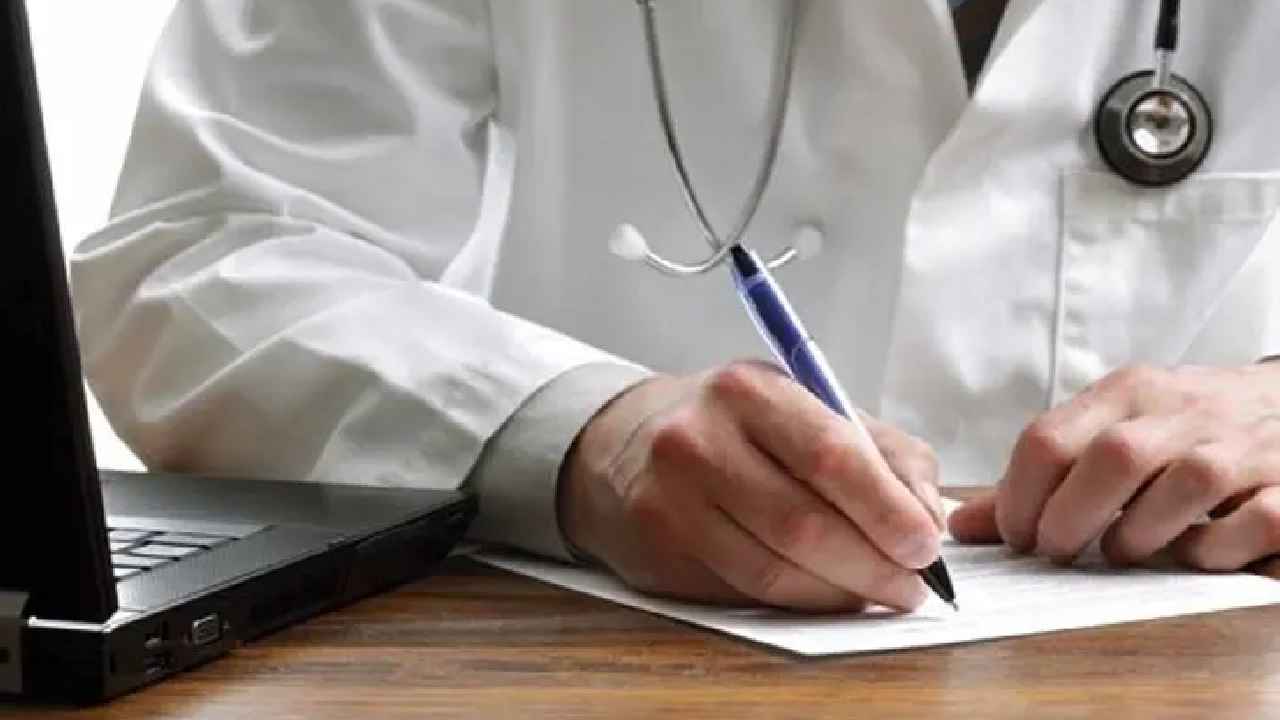 Doctors Prescriptions: ఇకపై ప్రిస్క్రిప్షన్ అర్థమయ్యేలా రాయాల్సిందే.. డాక్టర్లకు కోర్టు కీలక ఆదేశాలు.. Doctors Prescriptions: ఇకపై ప్రిస్క్రిప్షన్ అర్థమయ్యేలా రాయాల్సిందే.. డాక్టర్లకు కోర్టు కీలక ఆదేశాలు..