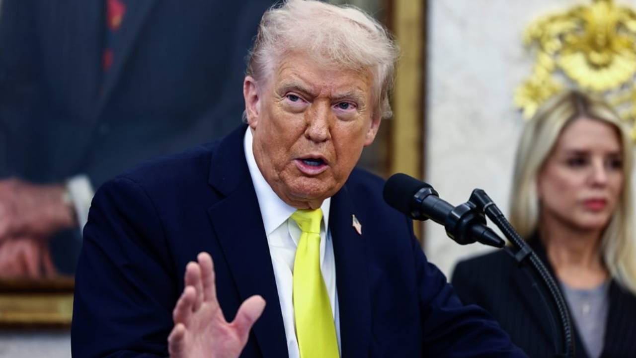 Donald Trump : భారత్ ఇకపై రష్యా చమురు కొనుగోలు చేయదు.. నాకు మోదీ హామీ ఇచ్చారు.. డొనాల్డ్ ట్రంప్ కీలక వ్యాఖ్యలు Donald Trump : భారత్ ఇకపై రష్యా చమురు కొనుగోలు చేయదు.. నాకు మోదీ హామీ ఇచ్చారు.. డొనాల్డ్ ట్రంప్ కీలక వ్యాఖ్యలు