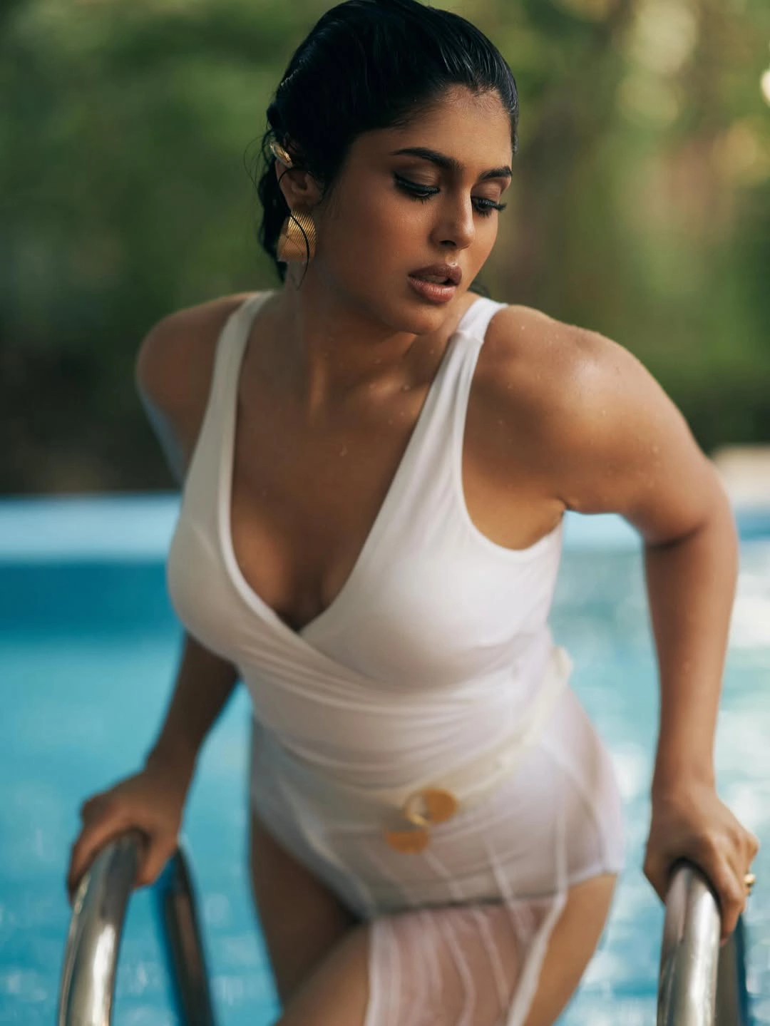 Faria Abdullah Sizzling Poses in Swimming Pool