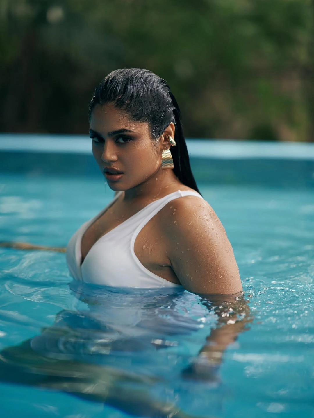 Faria Abdullah Sizzling Poses in Swimming Pool