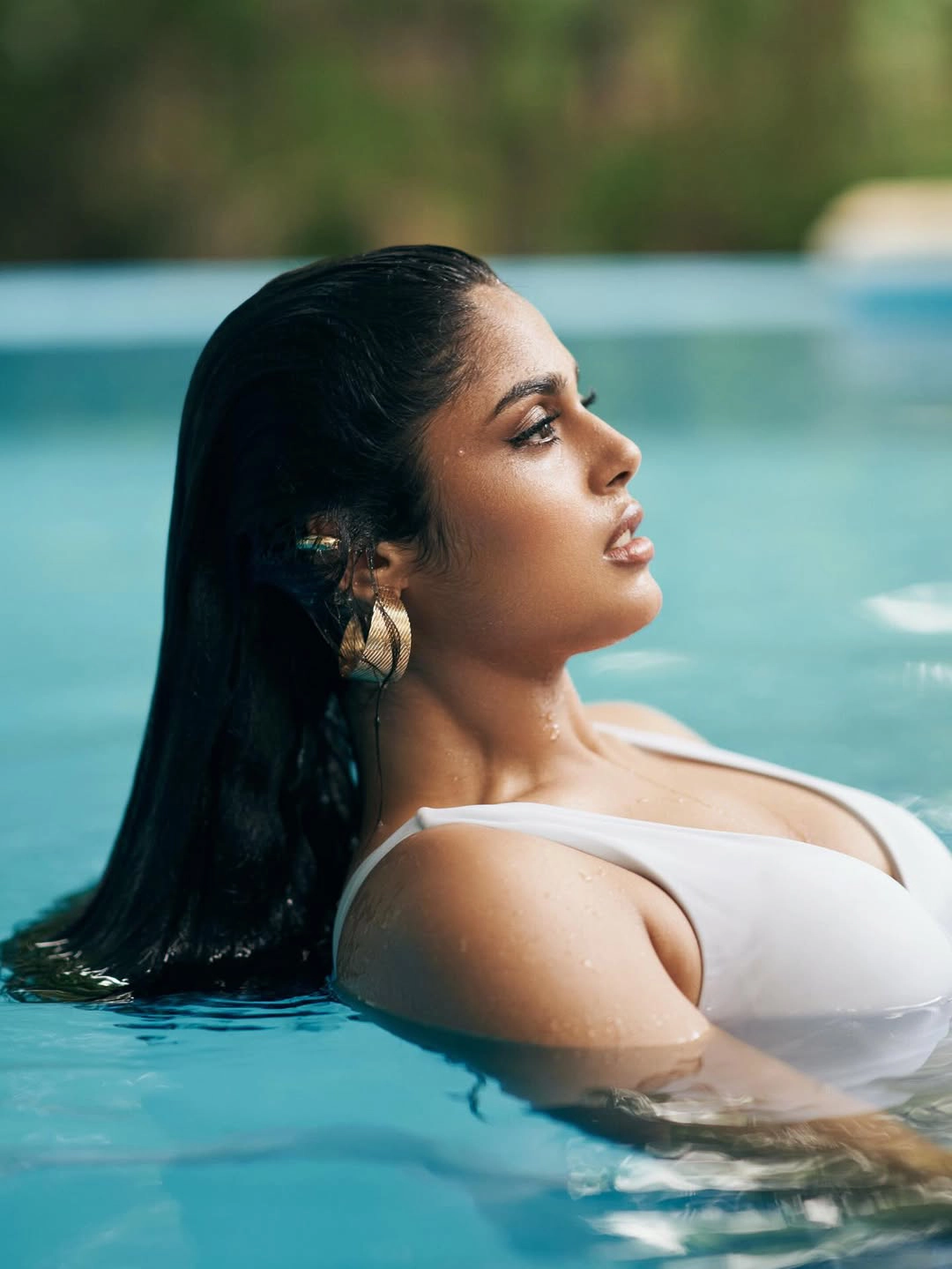 Faria Abdullah Sizzling Poses in Swimming Pool